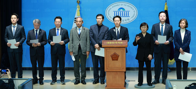 이탄희(오른쪽 네번째) 더불어민주당 의원 등 참석의원들이 15일 오전 서울 여의도 국회 소통관에서 ‘위성정당 방지법’ 당론 추진을 촉구하는 기자회견을 하고 있다.