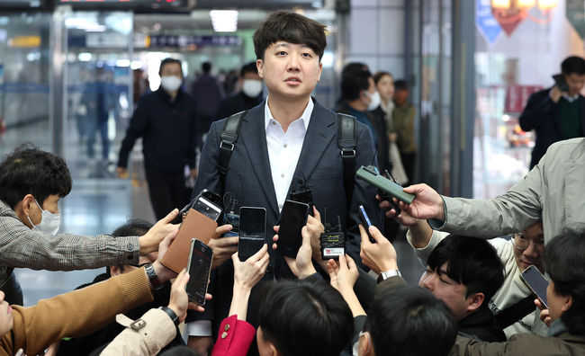 이준석 전 국민의힘 대표가 9일 동대구역 제2맞이방에서 신당 추진 가능성에 대한 발언을 하고 있다.