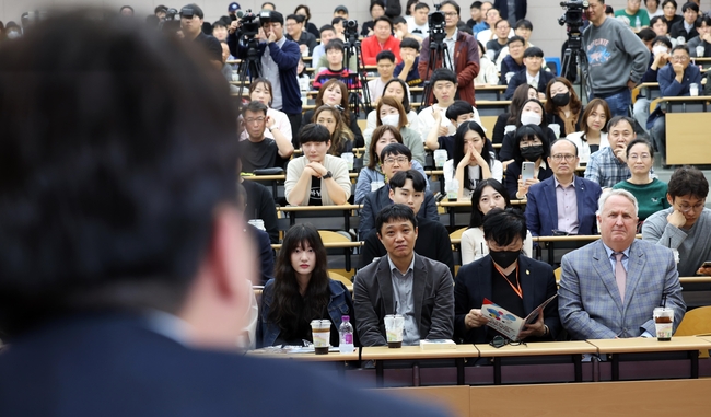 인요한 국민의힘 혁신위원장이 4일 부산 남구 경성대에서 열린 ‘이언주&이준석 톡!톡! 콘서트’에 참석, 토크콘서트를 지켜보고 있다.
