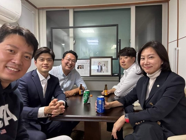 이준석 전 국민의힘 대표가 11월 11일 서울 동대문구에 있는 허은아 의원 사무실에서 지난 3·8 전당대회 당시 이 전 대표의 지원을 받은 ‘천아용인(천하람·허은아·김용태·이기인)’을 만났다.(사진=김용태 전 청년최고위원 페이스북)