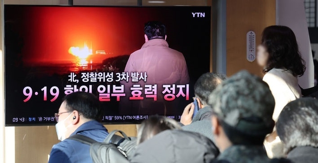 북한이 21일 한밤 중에 군사정찰위성 3차 발사를 강행했다. 당초 예고한 22일 0시보다 약 1시간여 빠르게 기습 발사한 것이다. 북한이 군사정찰위성을 쏜 것은 지난 8월 24일 2차 발사 이후 89일 만이다. 사진은 22일 오전 서울 용산구 서울역 대합실에서 시민들이 관련 뉴스를 시청하는 모습. (사진=뉴시스 제공)