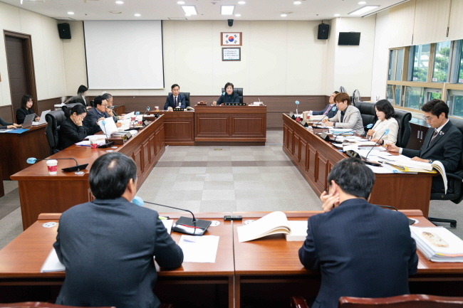 용인특례시의회 자치행정위원회, 행정사무감사 1일차 모습.(사진=용인시의회 제공)