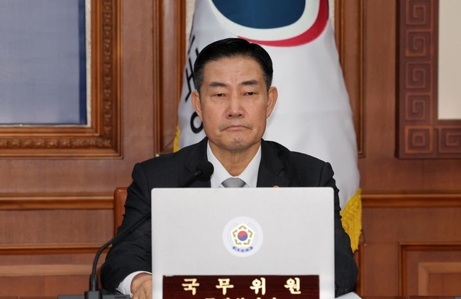 신원식 국방부 장관이 22일 오전 서울 종로구 정부서울청사에서 열린 북한 군사정찰위성 '만리경 1호' 발사 대응, 9.19 남북군사합의 일부 효력정지 안건을 다루는 임시 국무회의에 참석해 굳은 표정을 하고 있다. (사진=뉴시스 제공)