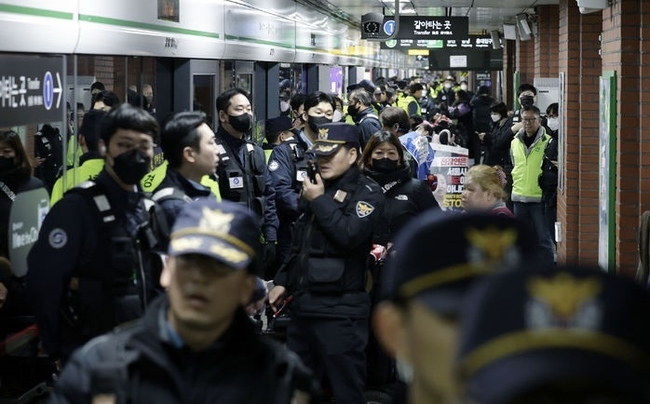 전국장애인차별철폐연대 박경석 대표가 지난 20일 서울 지하철 시청역에서 정부의 장애인 이동권 포함 증액예산안 반영을 촉구하며 지하철 탑승을 기다리고 있는 모습. (사진=뉴시스 제공)