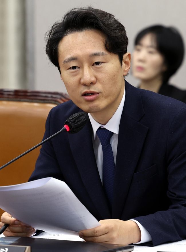 이탄희 더불어민주당 의원이 21일 오전 서울 여의도 국회에서 열린 정치개혁특별위원회 법안심사제2소위원회에서 발언을 하고 있다.(사진=뉴시스 제공)