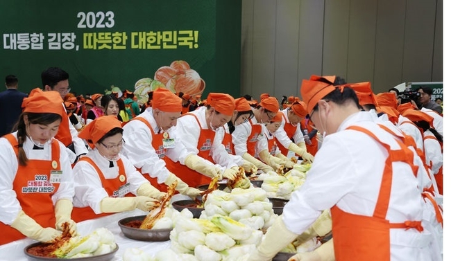 윤석열 대통령과 부인 김건희 여사가 27일 경기 고양시 킨텍스에서 열린 나눔과 봉사의 국민 대통합 김장 행사에서 정황근 농림축산식품부 장관, 이상민 행정안전부 장관, 필립 골드버그 주한미국대사 등 참석자들과 함께 김치를 담그고 있다.(사진=뉴시스 제공)