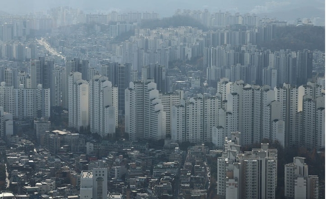 지난 26일 서울 영등포구 여의도 63 빌딩 전망대에서 내려다 본 아파트 대단지 모습.. (사진=뉴시스 제공)