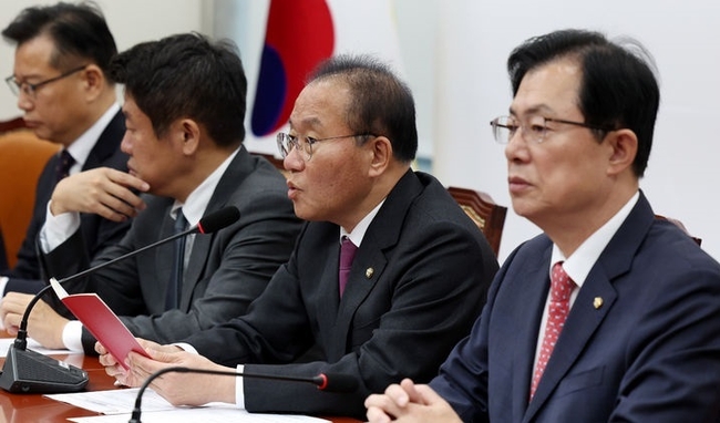 윤재옥 국민의힘 원내대표가 28일 오전 서울 여의도 국회에서 열린 원내대책회의에서 발언하고 있다.(사진=뉴시스 제공)