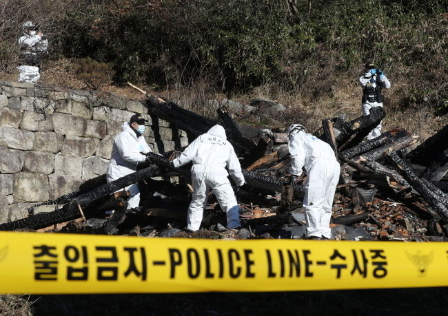 30일 오전 경기 안성시 죽산면 칠장사 요사채 화재현장에서 경찰 및 소방 관계자들이 합동감식을 진행하고 있다.(사진=뉴시스 제공)