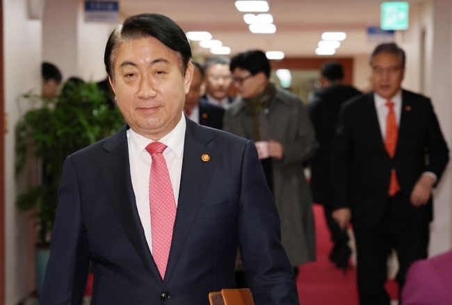 이동관 방송통신위원장이 1일 오전 서울 종로구 정부서울청사에서 열린 임시 국무회의에 참석하고 있다. (사진=뉴시스 제공)