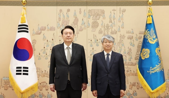 윤석열 대통령이 1일 서울 용산 대통령실 청사에서 이종석 헌법재판소장에게 임명장을 수여한 뒤 기념촬영 하고 있다. (사진=뉴시스 제공)
