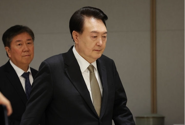  윤석열 대통령이 1일 서울 용산 대통령실 청사에서 이종석 헌법재판소장에게 임명장을 수여하기 위해 입장하고 있다.(사진=뉴시스 제공)