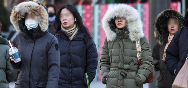 연일 영하권 추위가 찾아온 1일 서울 종로구 광화문네거리에서 두꺼운 옷차림을 한 시민들이 이동하고 있다.(사진=뉴시스 제공)