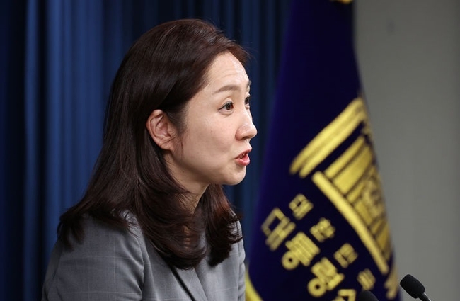  대통령실 신임 대변인에 임명된 김수경 통일비서관이 지난 3일 서울 용산 대통령실 청사에서 임명 소감을 밝히고 있다.(사진=뉴시스 제공)