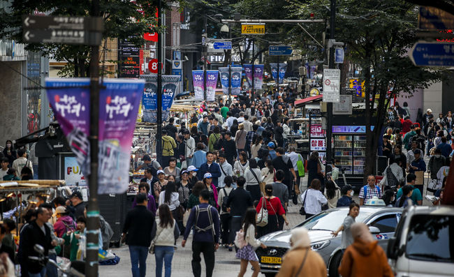 완연한 가을 날씨를 보인 지난 11월 15일 서울 중구 명동거리가 여행객들로 붐비고 있다