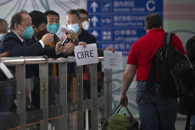 지난 3월15일 베이징 서우두 국제공항 입국장에 마스크를 쓴 사람들이 외국 방문객들을 기다리고 있다. 중국은 24일 더 많은 사람들이 사업과 관광 목적으로 중국을 방문하도록 장려하기 위해 유럽 5개국과 말레이시아 시민들에게 무비자 입국을 허용할 것이라고 발표했다.