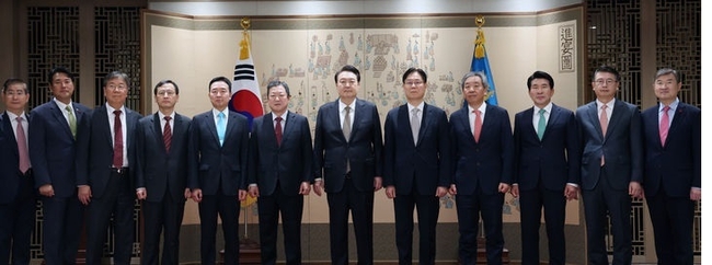 윤석열 대통령이 4일 서울 용산 대통령실 청사에서 열린 정책실장 및 수석비서관 임명장 수여식에서 기념촬영을 하고 있다. 왼쪽부터 김용현 대통령경호처장, 김태효 국가안보실 1차장, 김대기 대통령비서실장, 인성환 국가안보실 2차장, 이도운 홍보수석, 박춘섭 경제수석, 윤 대통령, 이관섭 정책실장, 한오섭 정무수석, 황상무 시민사회수석, 장상윤 사회수석, 조태용 국가안보실장. (사진=뉴시스 제공)