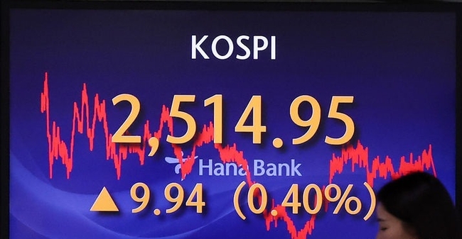 코스피가 전 거래일(2505.01)보다 9.94포인트(0.40%) 오른 2514.95에 장을 마친 4일 오후 서울 중구 하나은행 딜링룸에서 딜러들이 업무를 보고 있다. 코스닥 지수는 전 거래일(827.24)보다 1.28포인트(0.15%) 상승한 828.52에 거래를 종료했다. 서울 외환시장에서 원·달러 환율은 전 거래일(1305.8원)보다 1.8원 내린 1304.0원에 마감했다. (사진=뉴시스 제공)
