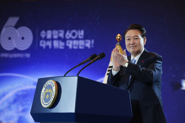 윤석열 대통령이 5일 서울 강남구 코엑스에서 열린 제60회 무역의 날 기념식에서 축사를 하며 기업인들을 위해 박수를 보내고 있다. (사진=대통령실 제공)