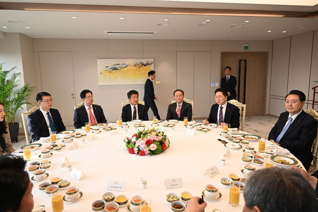 윤석열 대통령이 5일 국민의힘 지도부와 비공개 오찬 회동을 하고 있다. 이 자리에서 당과 대통령실은 원활한 소통 체계를 강화하기로 했다. (사진=국민의힘 제공)