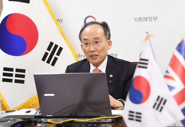 추경호 부총리 겸 기획재정부 장관이 5일 오후 서울 종로구 정부서울청사에서 제러미 헌트 영국 재무부장관 화상 면담을 하고 있다.(사진=기획재정부 제공)
