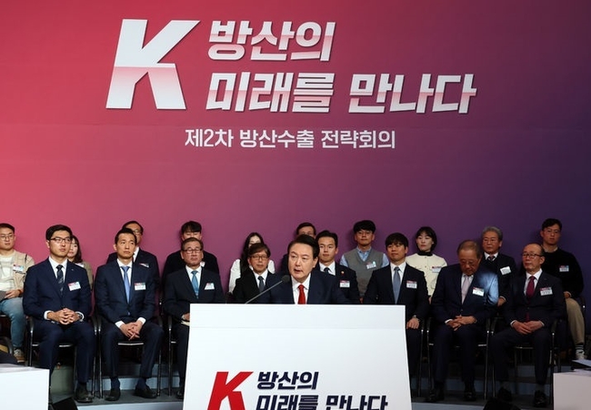 윤석열 대통령이 7일 경기 성남 분당구 한화에어로스페이스에서 열린 제2차 방산수출 전략회의에서 발언하고 있다. (사진=뉴시스 제공)