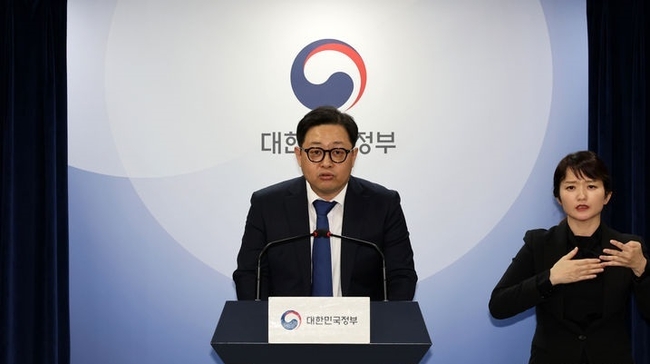 강태훈 2024학년도 대학수학능력시험 채점위원장이 7일 오후 서울 종로구 정부서울청사에서 수능 채점 결과를 발표하고 있다. (사진=뉴시스 제공)