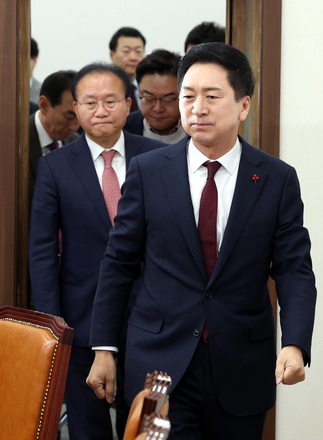 김기현 국민의힘 대표가 7일 오전 서울 여의도 국회에서 열린 최고위원회의에 참석하고 있다.(사진=뉴시스 제공)