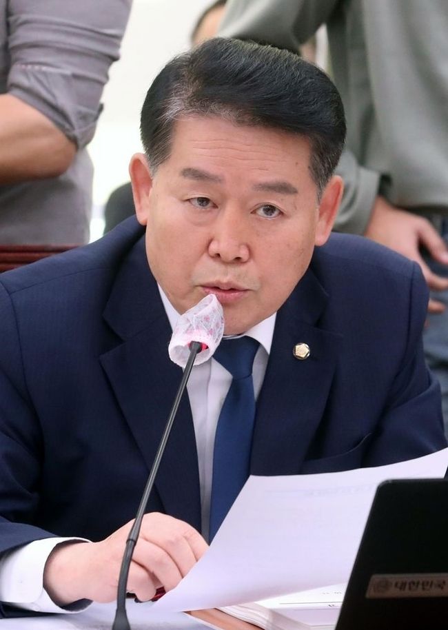 김경협 더불어민주당 의원이 지난 10월 11일 오전 서울 여의도 국회에서 열린 외교통일위원회 국정감사에서 질의를 하고 있다.(사진=뉴시스 제공)