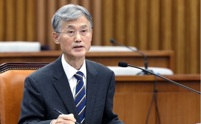 조희대 대법원장 후보자가 지난 6일 오전 서울 여의도 국회에서 열린 인사청문회에 참석해 의원들의 질의에 답하고 있다. (사진=뉴시스 제공)