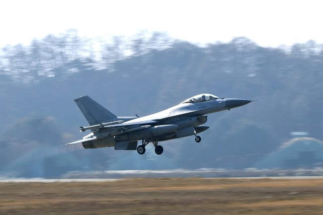  F-16 전투기가 훈련 참가를 위해 활주로에서 이륙하고 있는 모습. (사진=공군 제공)