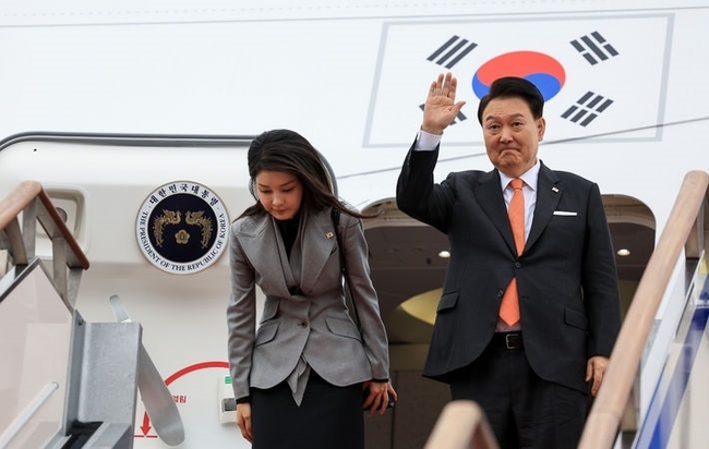 네덜란드를 국빈 방문하는 윤석열 대통령과 부인 김건희 여사가 11일 경기도 성남 서울공항에 도착해 공군 1호기 탑승에 앞서 인사하고 있다. (사진=대통령실 제공)