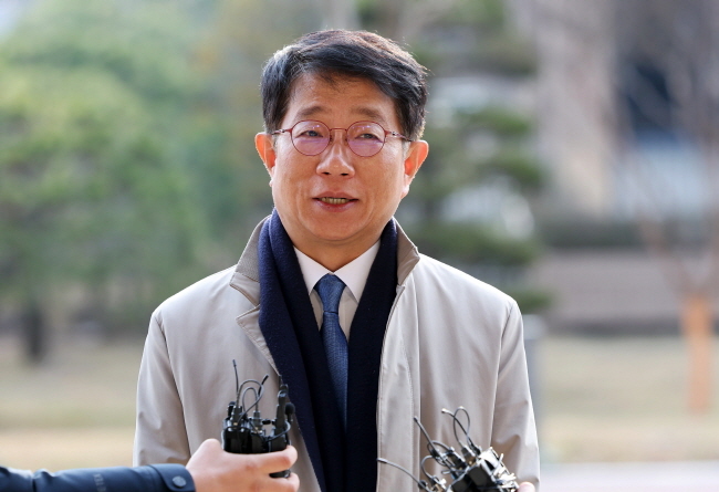 박상우 국토교통부 장관 후보자가 5일 정부과천청사에 마련된 인사청문회 준비 사무실로 출근하며 취재진 질문에 답하고 있다. (사진=뉴시스 제공)