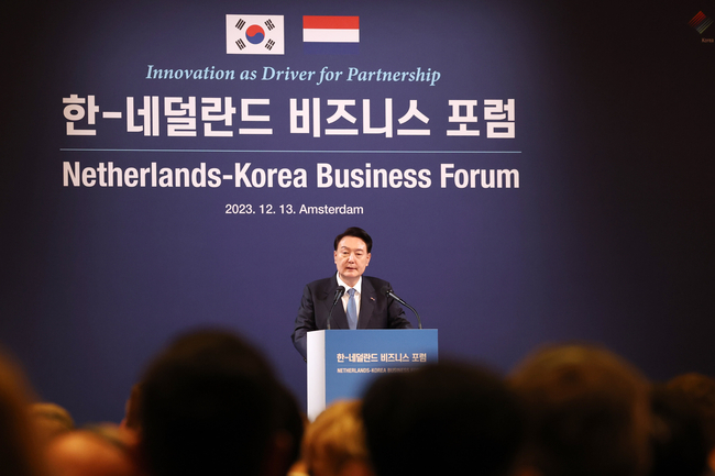 네덜란드를 국빈 방문 중인 윤석열 대통령이 13일(현지시간) 암스테르담 한 호텔에서 열린 한-네덜란드 비즈니스 포럼에서 기조연설을 하고 있다.(사진=뉴시스 제공)