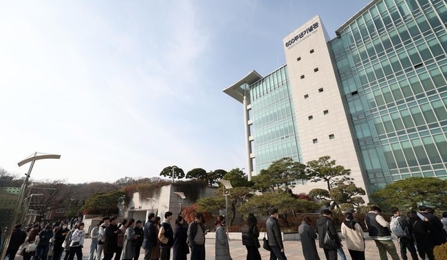 2024학년도 대입수학능력시험 성적 결과가 통지된 가운데 학부모 및 수험생들이 지난 10일 서울 종로구 성균관대학교 600주년 기념관에서 열린 종로학원 개최 2024 정시지원 변화 및 합격선 예측, 합격전략 설명 대입설명회에 참석하기 위해 줄을 서고 있다. (사진=뉴시스 제공)