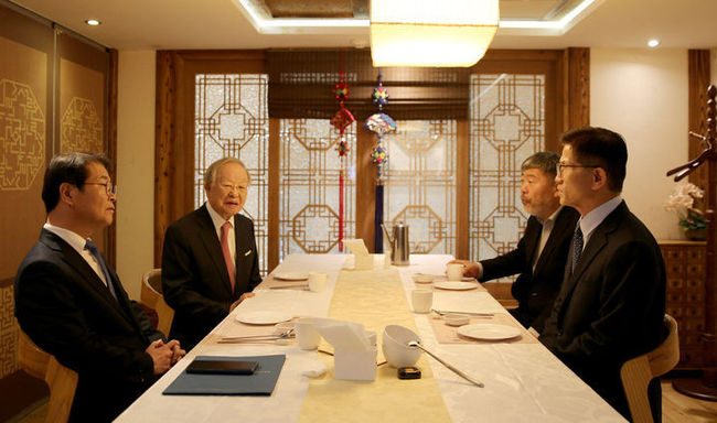 이정식 고용노동부 장관, 김문수 경제사회노동위원회 위원장, 손경식 한국경영자총협회 회장, 김동명 한국노총 위원장이 14일 오후 서울 광화문 인근에서 열린 노사정 대표자 회의에 참석해 대화를 하고 있다. (사진=경제사회노동위원회 제공)