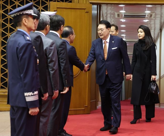 네덜란드 국빈 방문 일정을 마치고 귀국한 윤석열 대통령이 15일 성남 서울공항에 도착해 환영 나온 윤재옥 국민의힘 원내대표와 악수하고 있다.(사진=뉴시스 제공)