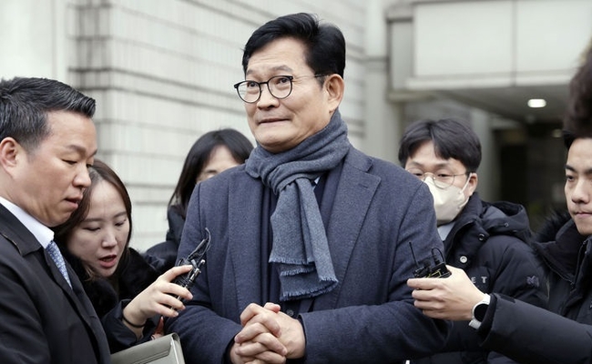 정치자금법 위반 혐의를 받는 송영길 전 더불어민주당 대표가 18일 서울 서초구 서울중앙지방법원에서 열린 영장실질심사를 마치고 취재진 질문에 답변하고 있다.(사진=뉴시스 제공)