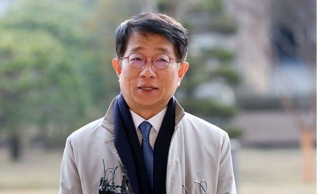박상우 국토교통부 장관 후보자가 지난 5일 정부과천청사에 마련된 인사청문회 준비 사무실로 출근하며 취재진 질문에 답하고 있다.(사진=뉴시스 제공)