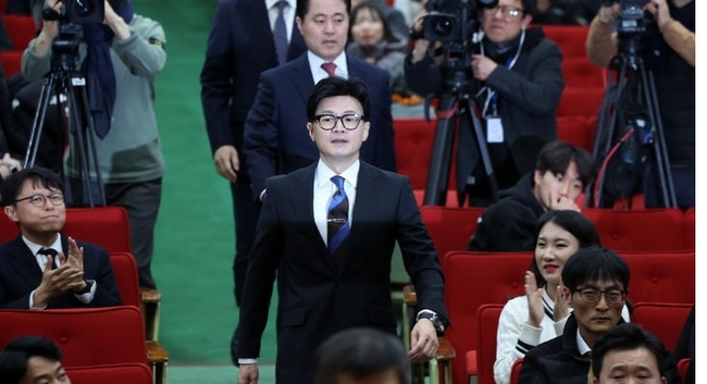 국민의힘의 비상대책위원장직 제안을 받아들인 한동훈 법무부 장관이 21일 경기도 과천시 정부과천청사 법무부에서 열린 이임식에 참석하고 있다.(사진=뉴시스 제공)