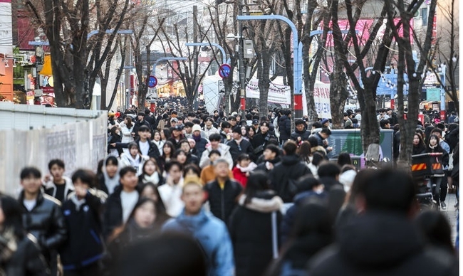 크리스마스인 25일 서울 마포구 홍대거리가 사람들로 가득 차 있다.(사진=뉴시스 제공)