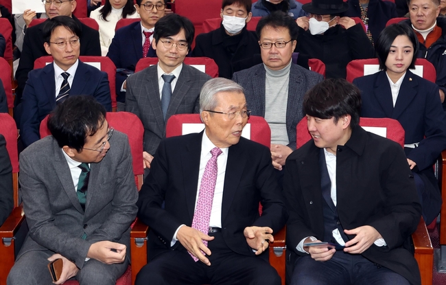 17일 오후 서울 여의도 국회 의원회관에서 열린 새로운선택 창당대회에서 금태섭 공동대표, 김종인 전 국민의힘 비대위원장, 이준석 전 국민의힘 대표가 대화를 나누고 있다. (사진=뉴시스 제공)