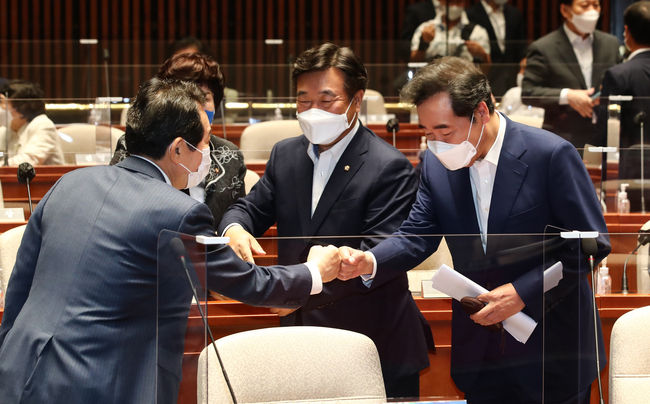 2021년 8월 26일 국회에서 열린 더불어민주당 2021년 정기국회 대비 국회의원 워크숍에서 당시 이낙연(오른쪽) 대선 경선 후보와 정세균 후보가 인사하고 있다. (사진=공동취재/뉴시스 제공)