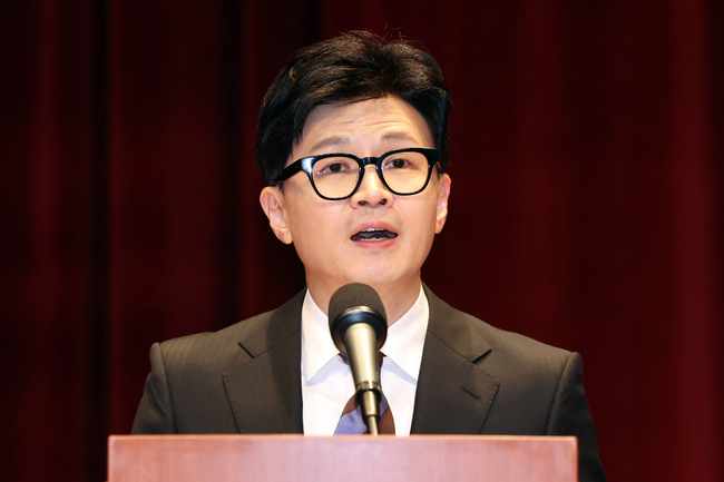 한동훈 법무부 장관이 21일 경기도 과천시 정부과천청사 법무부에서 열린 이임식에서 이임사를 하고 있다.