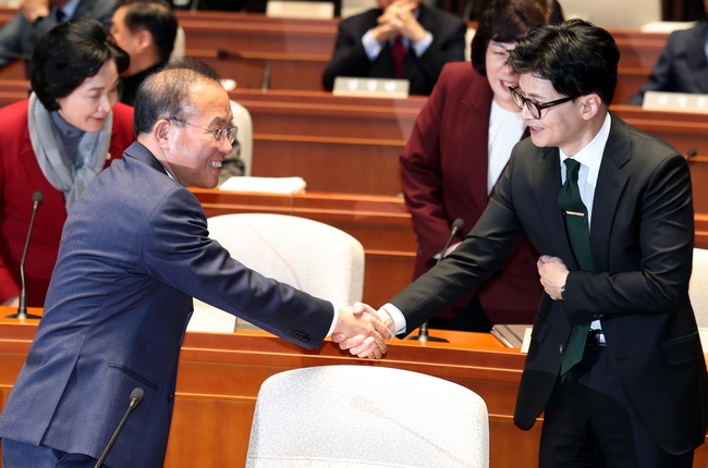 윤재옥 국민의힘 원내대표와 한동훈 법무부 장관이 12월 6일 오후 서울 여의도 국회에서 열린 국민의힘 정책의원총회에서 악수를 하고 있다.