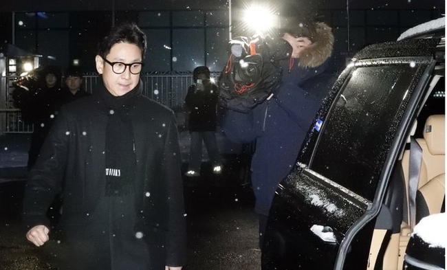 마약 투약 혐의를 받는 배우 이선균씨가 19시간에 걸친 경찰조사를 마치고 지난 24일 오전 인천 남동구 인천 논현경찰서를 나서고 있다.(사진=뉴시스 제공)