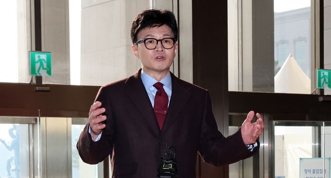 한동훈 국민의힘 비상대책위원장이 27일 오전 서울 여의도 국회로 출근하며 취재진의 질문에 답하고 있다.(사진=뉴시스 제공)