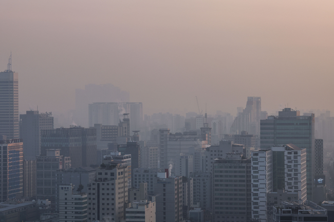 미세먼지 농도가 '나쁨' 수준을 보인 28일 서울 중구의 한 건물에서 바라본 도심이 뿌옇게 보이고 있다.(사진=뉴시스 제공)