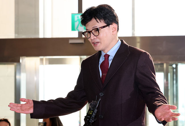 한동훈 국민의힘 비상대책위원장이 27일 오전 서울 여의도 국회로 출근하며 취재진의 질문에 답하고 있다.(사진=뉴시스 제공)