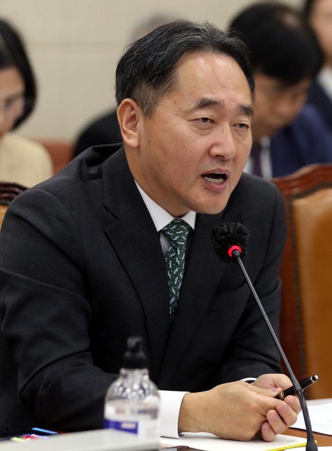 김태현 국민연금공단 이사장이 지난 10월 20일 오전 서울 여의도 국회에서 열린 보건복지위원회 국정감사에서 의원들의 질의에 답변하고 있다. (사진=뉴시스 제공)